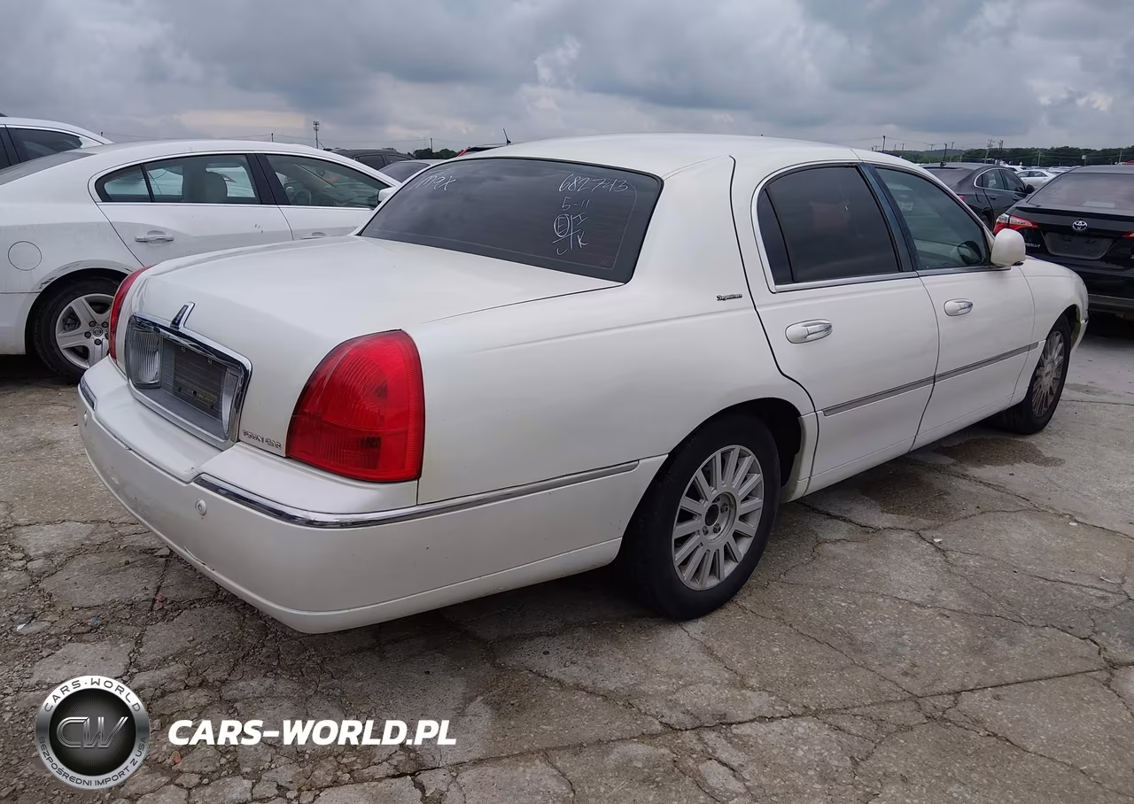 2003 Lincoln Town Car Signature VIN:1LNHM82W03Y682743 - 4
