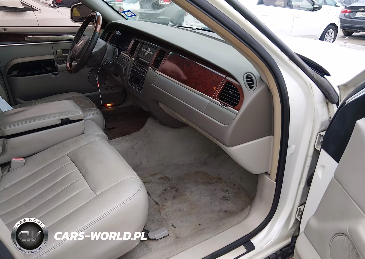 2003 Lincoln Town Car Signature VIN:1LNHM82W03Y682743 - 5