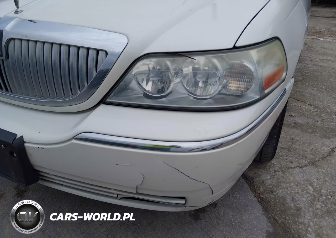 2003 Lincoln Town Car Signature VIN:1LNHM82W03Y682743 - 6