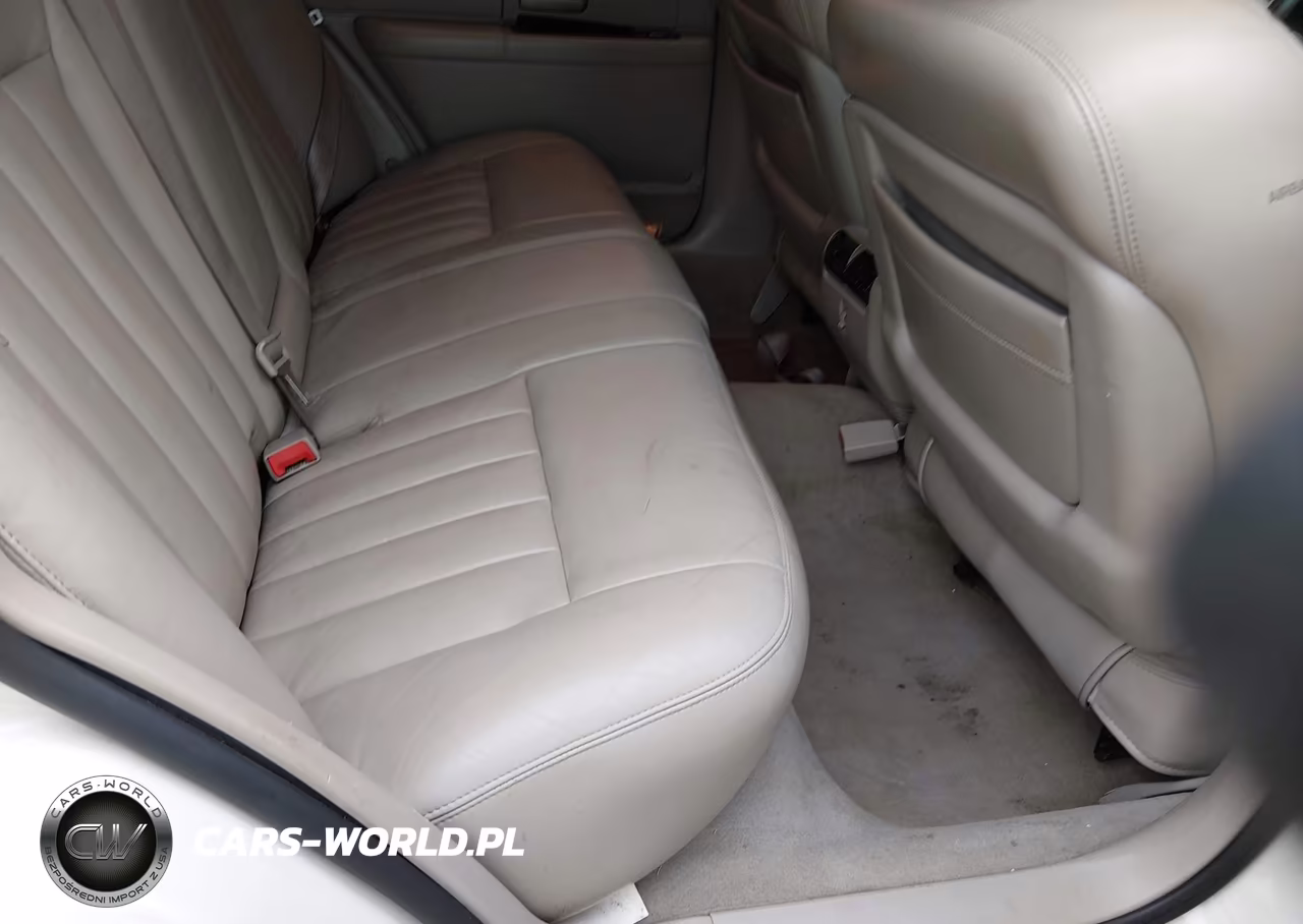 2003 Lincoln Town Car Signature VIN:1LNHM82W03Y682743 - 8