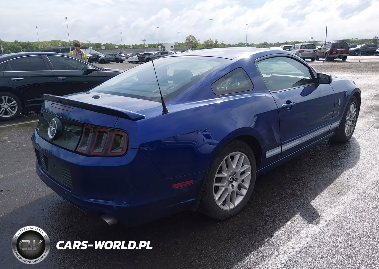 2013 Ford Mustang V6 Premium VIN:1ZVBP8AM3D5261746 - 4