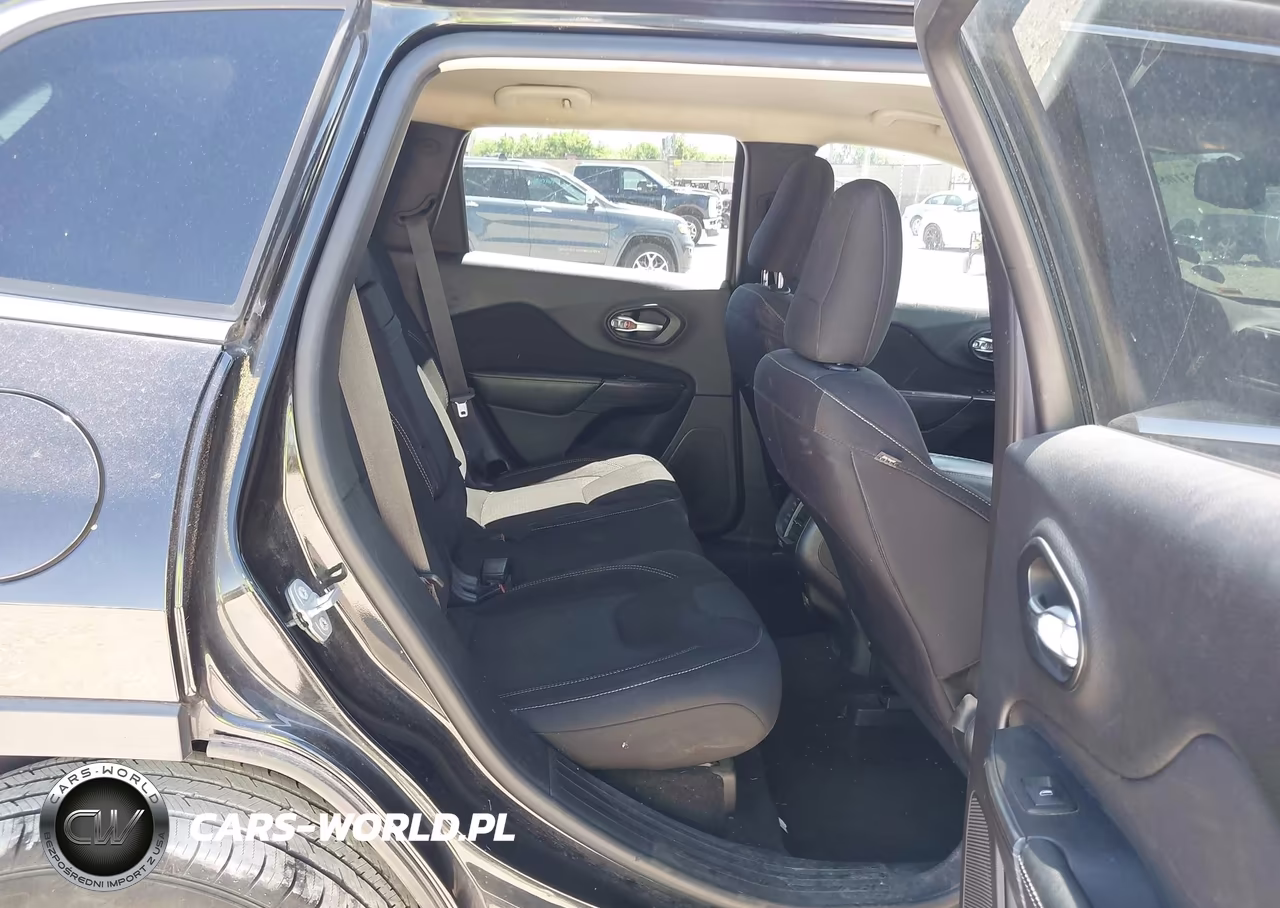 2015 Jeep Cherokee Latitude VIN:1C4PJMCB1FW639610 - 8