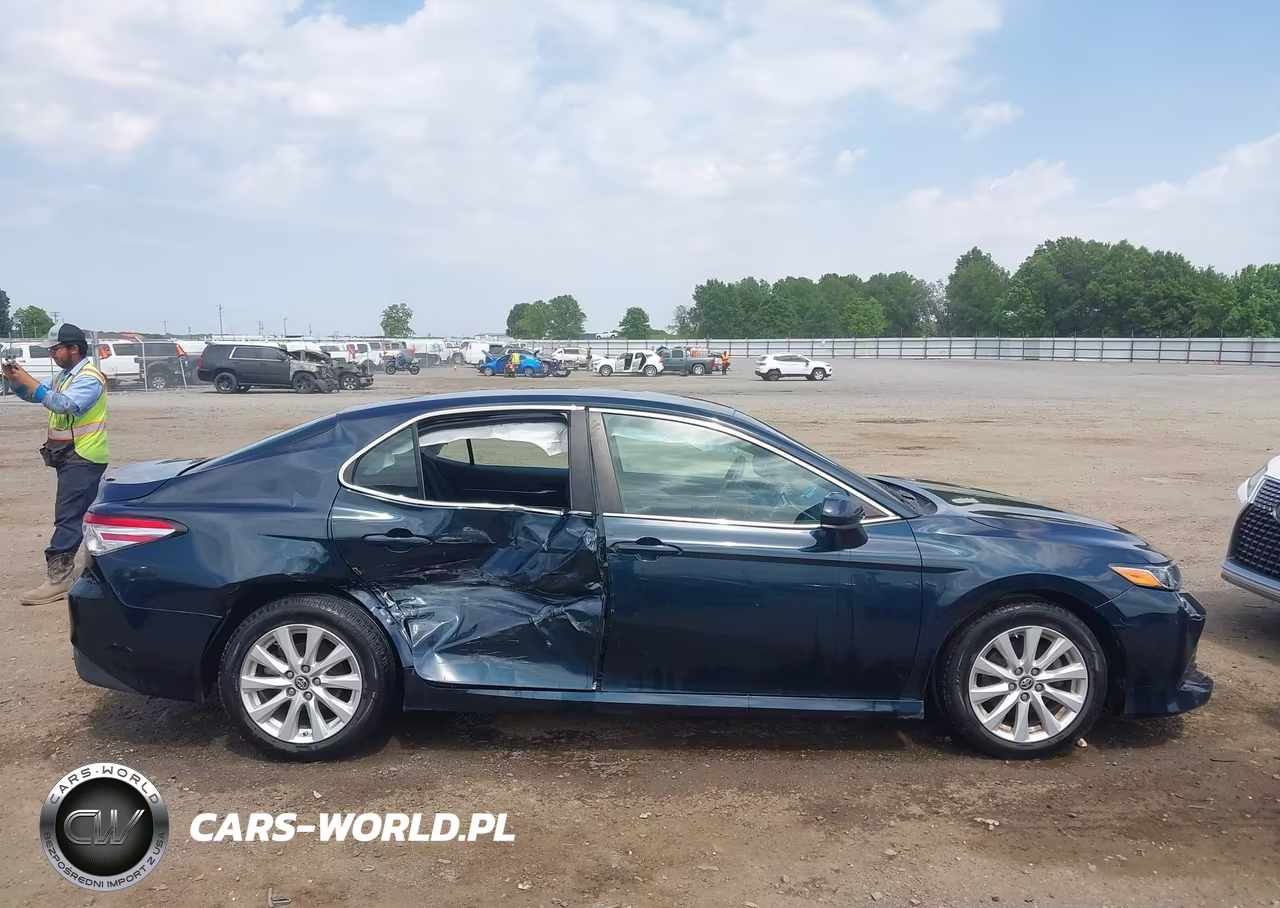 2018 Toyota Camry Le VIN:4T1B11HK6JU581351 - 13