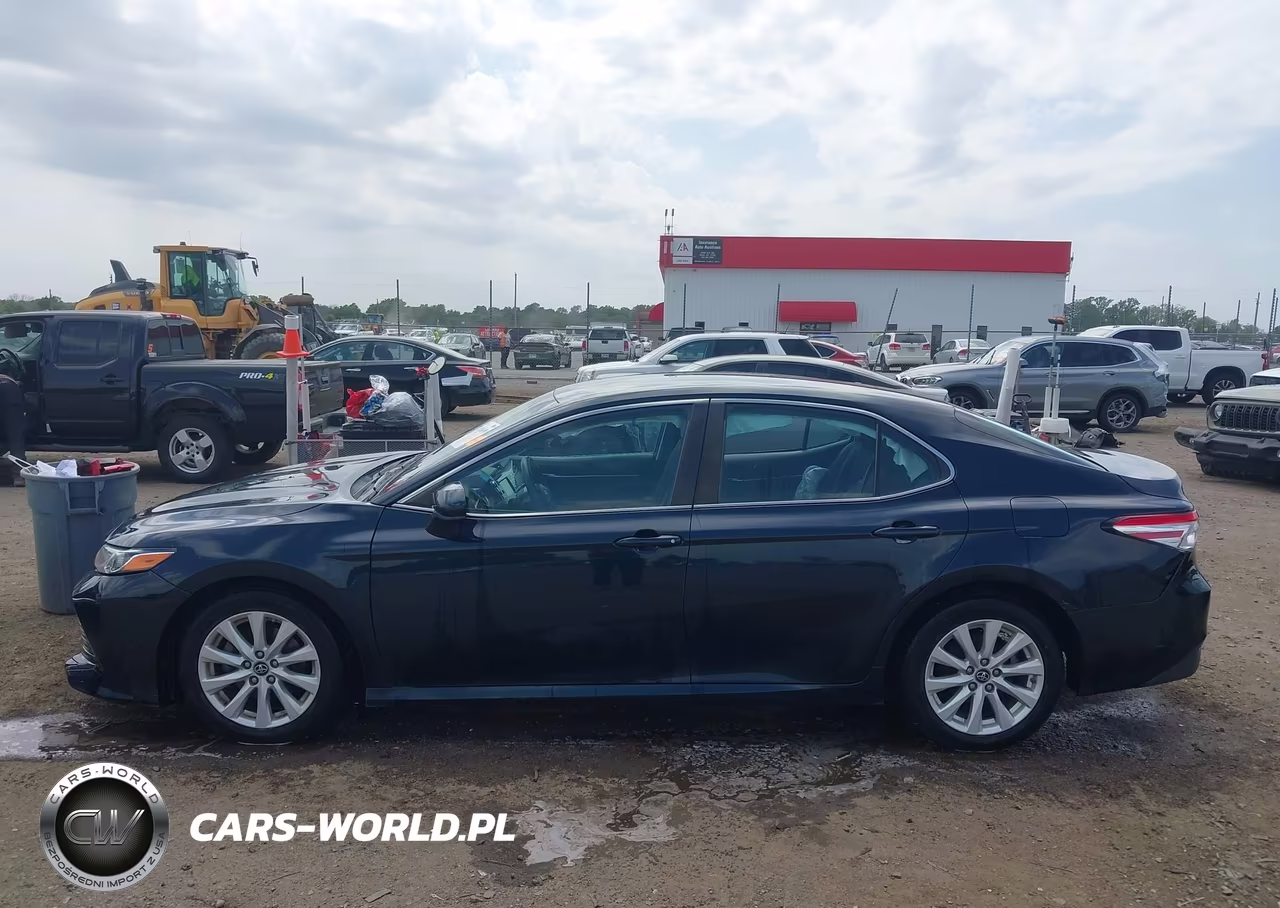 2018 Toyota Camry Le VIN:4T1B11HK6JU581351 - 14