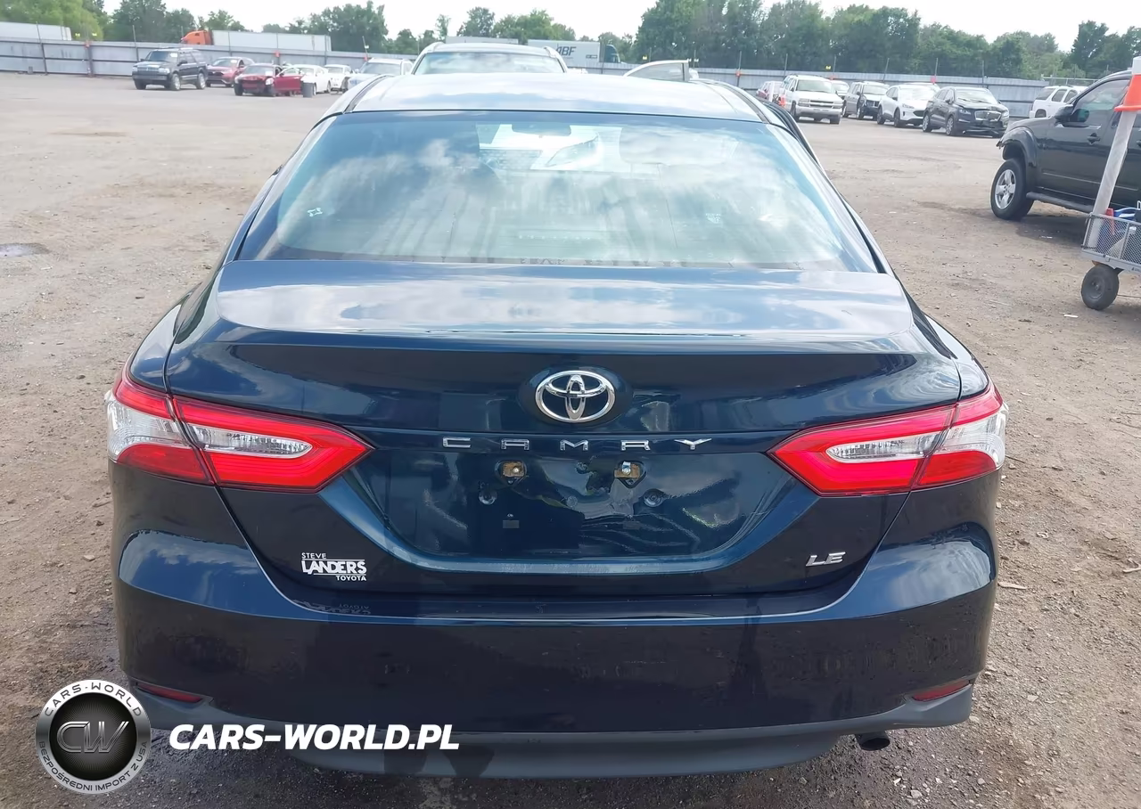 2018 Toyota Camry Le VIN:4T1B11HK6JU581351 - 16