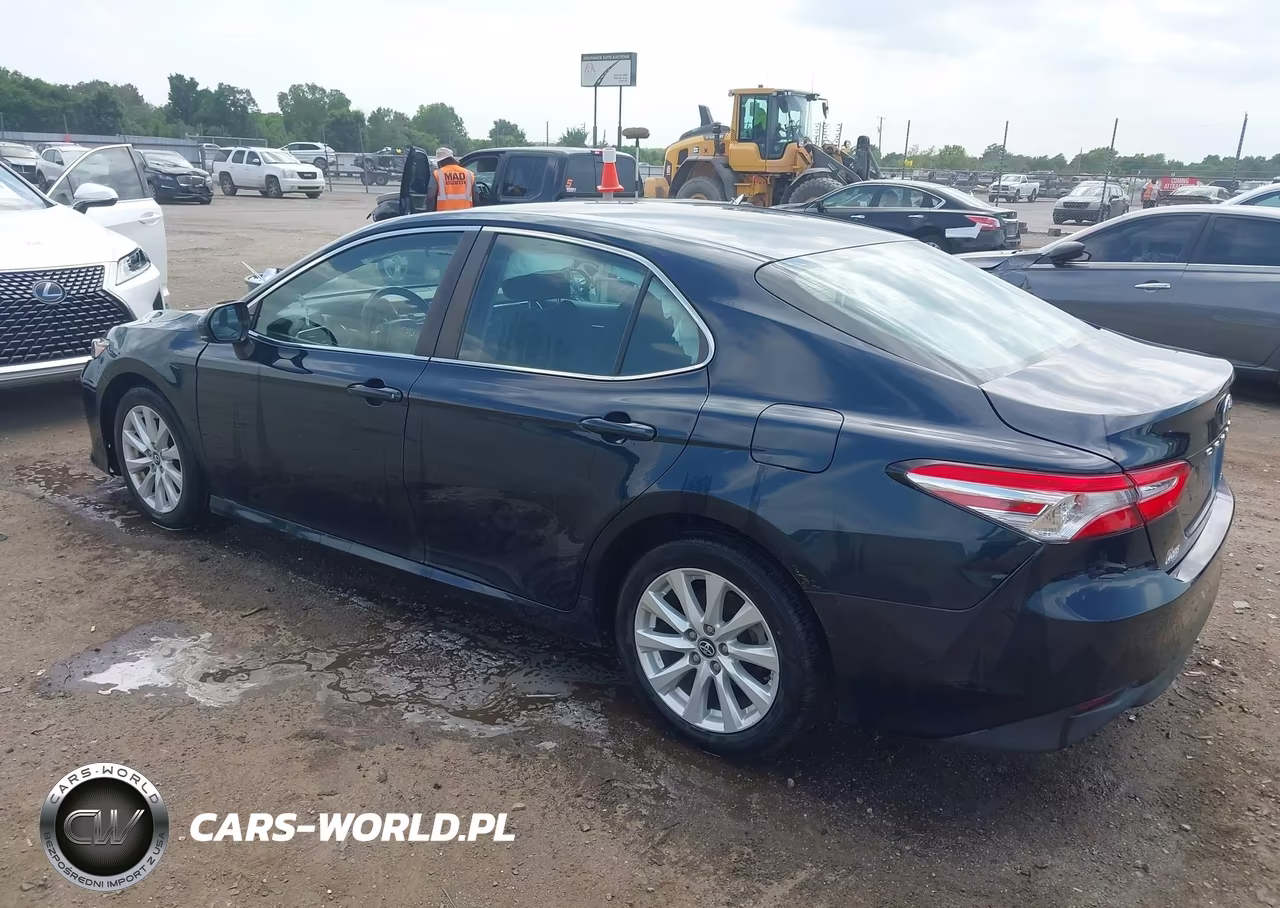 2018 Toyota Camry Le VIN:4T1B11HK6JU581351 - 3