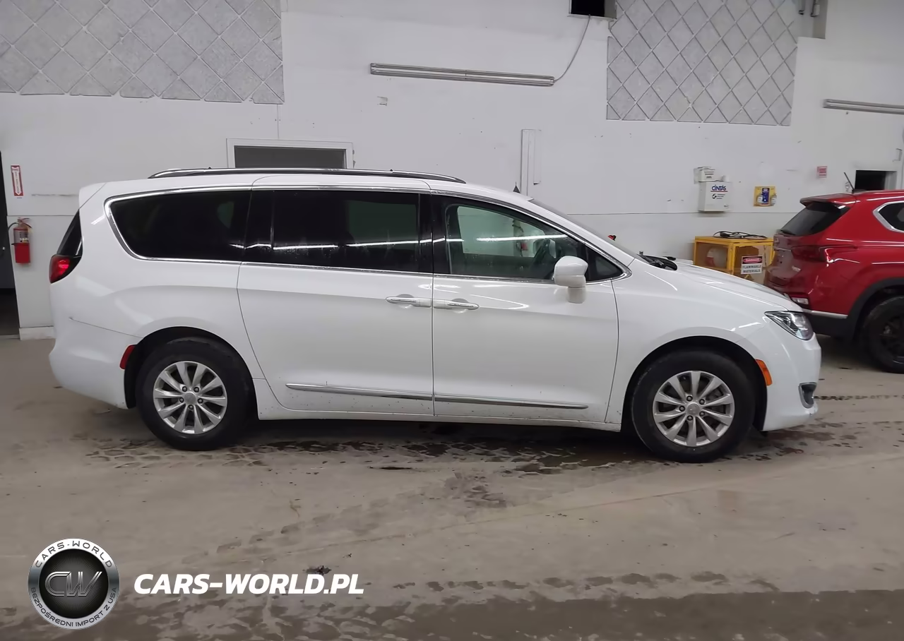 2018 Chrysler Pacifica Touring L VIN:2C4RC1BG5JR120866 - 13