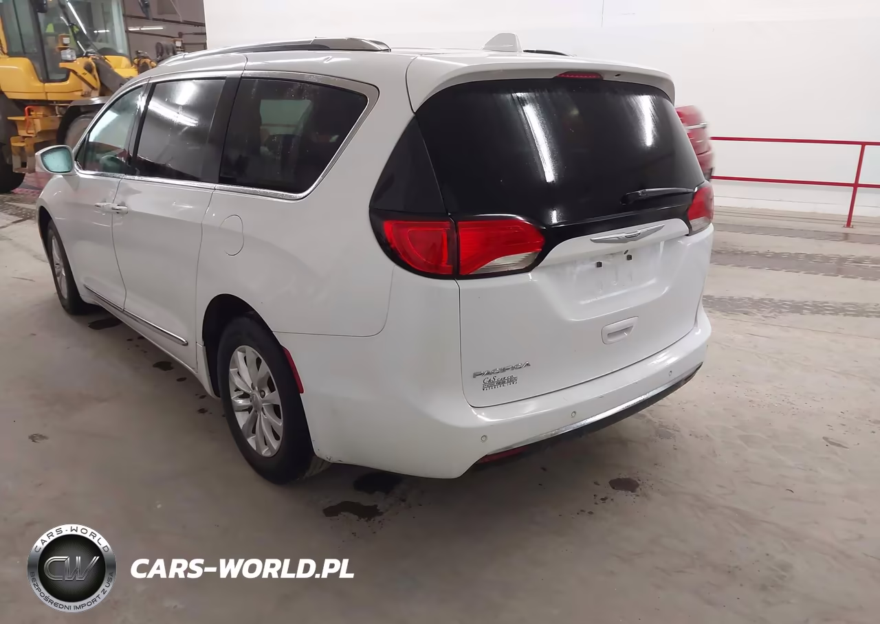 2018 Chrysler Pacifica Touring L VIN:2C4RC1BG5JR120866 - 3