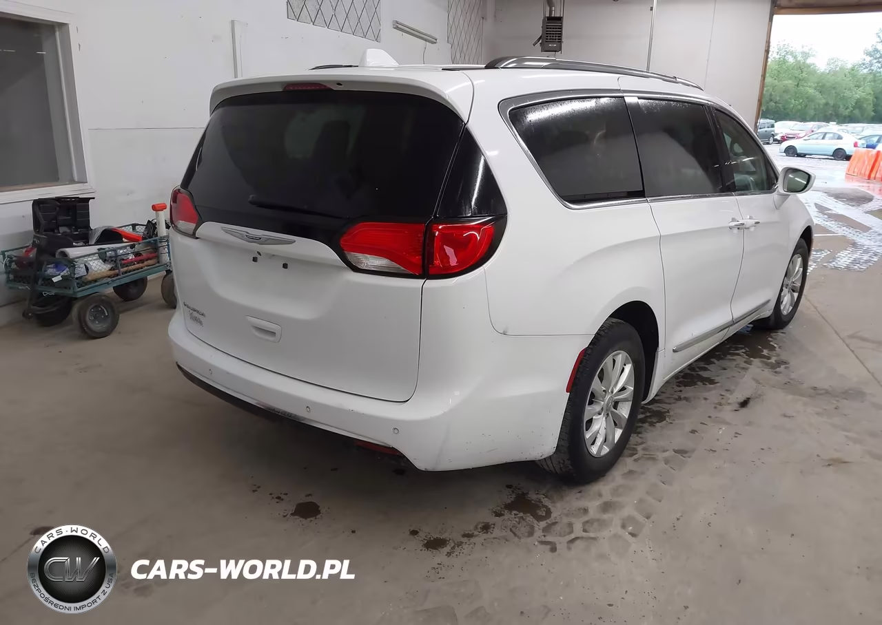 2018 Chrysler Pacifica Touring L VIN:2C4RC1BG5JR120866 - 4