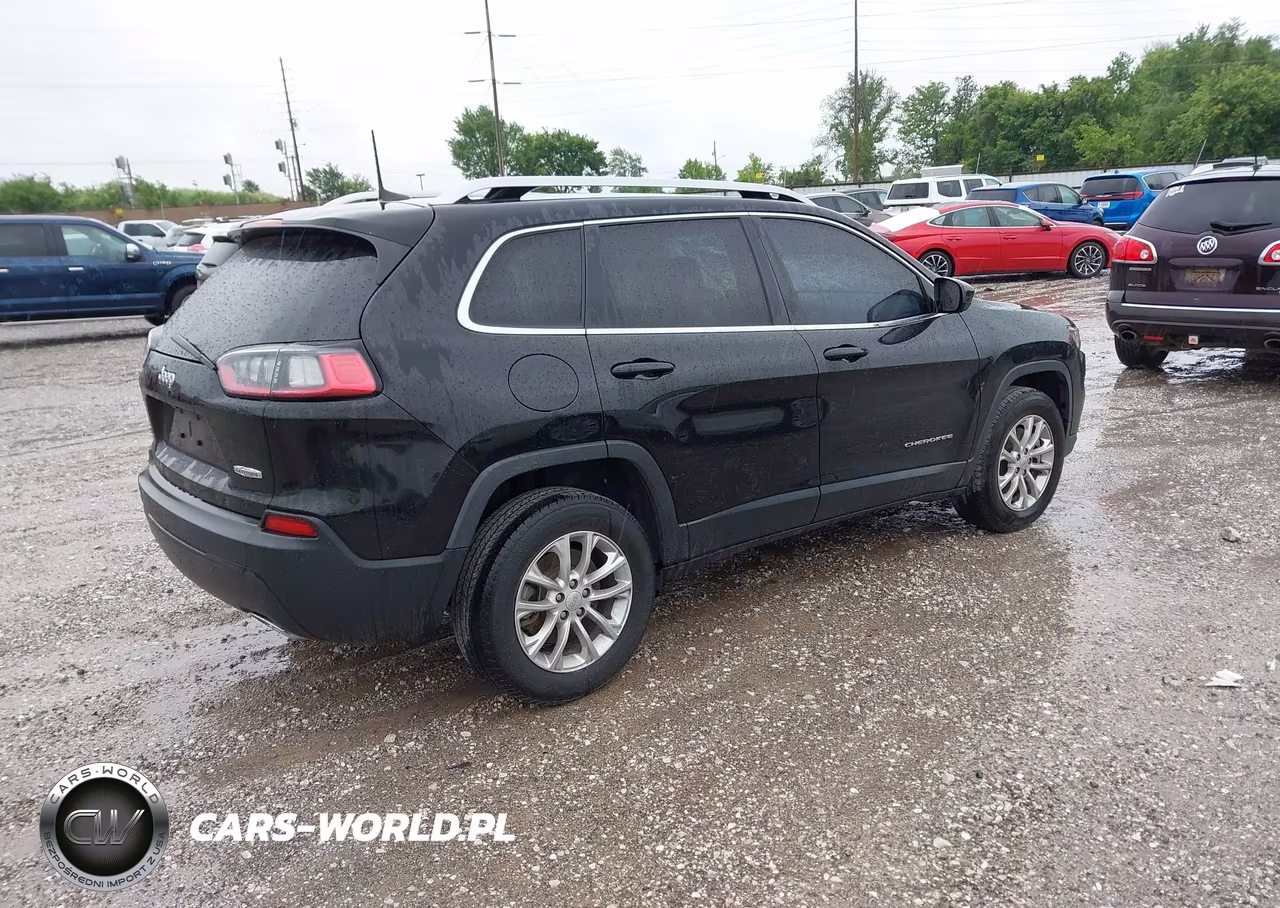 2019 Jeep Cherokee Latitude 4X4 VIN:1C4PJMCX8KD334834 - 4