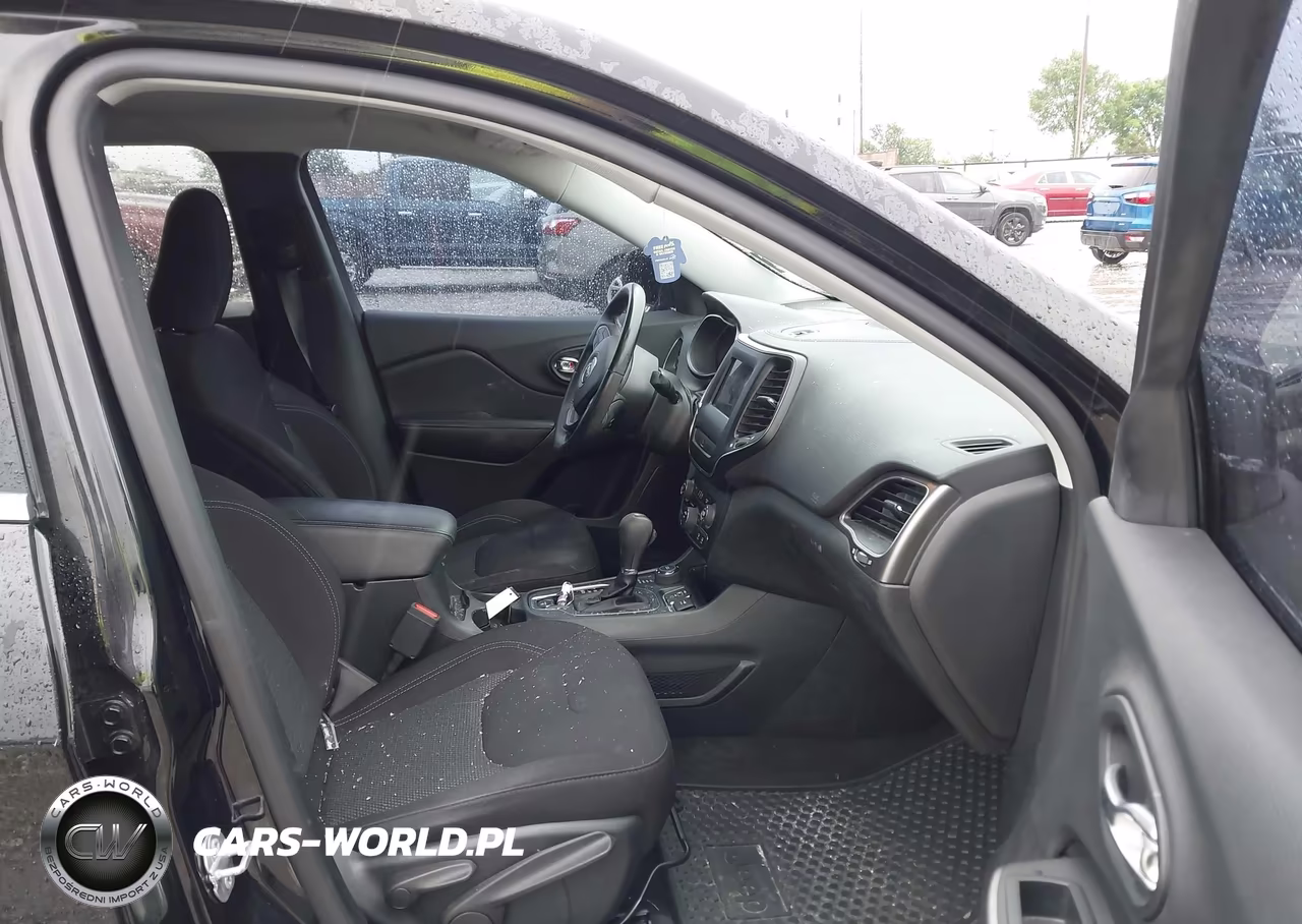 2019 Jeep Cherokee Latitude 4X4 VIN:1C4PJMCX8KD334834 - 5