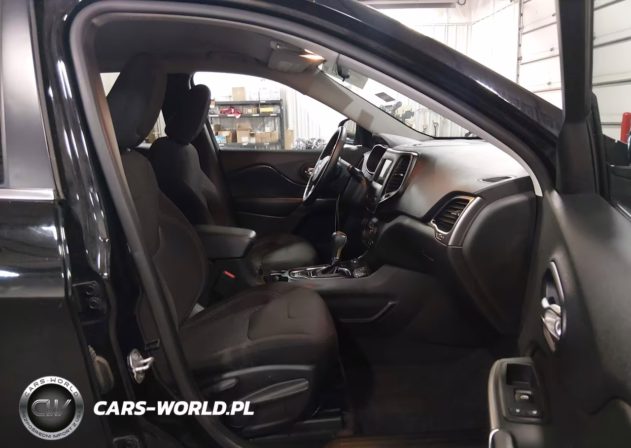 2019 Jeep Cherokee Latitude 4X4 VIN:1C4PJMCB4KD114160 - 5