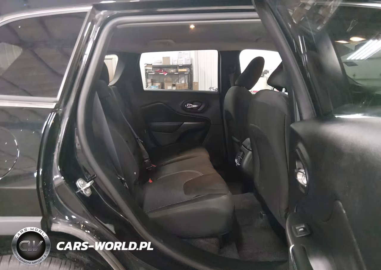 2019 Jeep Cherokee Latitude 4X4 VIN:1C4PJMCB4KD114160 - 8