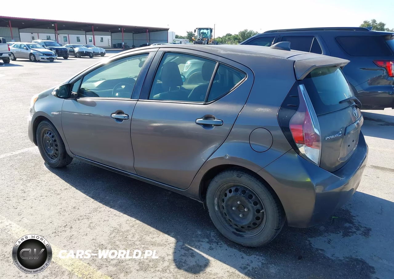 2015 Toyota Prius C Three VIN:JTDKDTB34F1586873 - 3