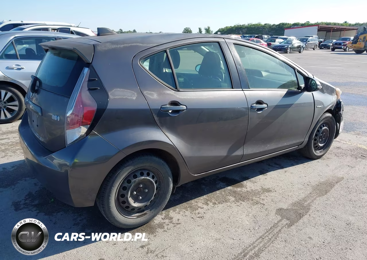 2015 Toyota Prius C Three VIN:JTDKDTB34F1586873 - 4