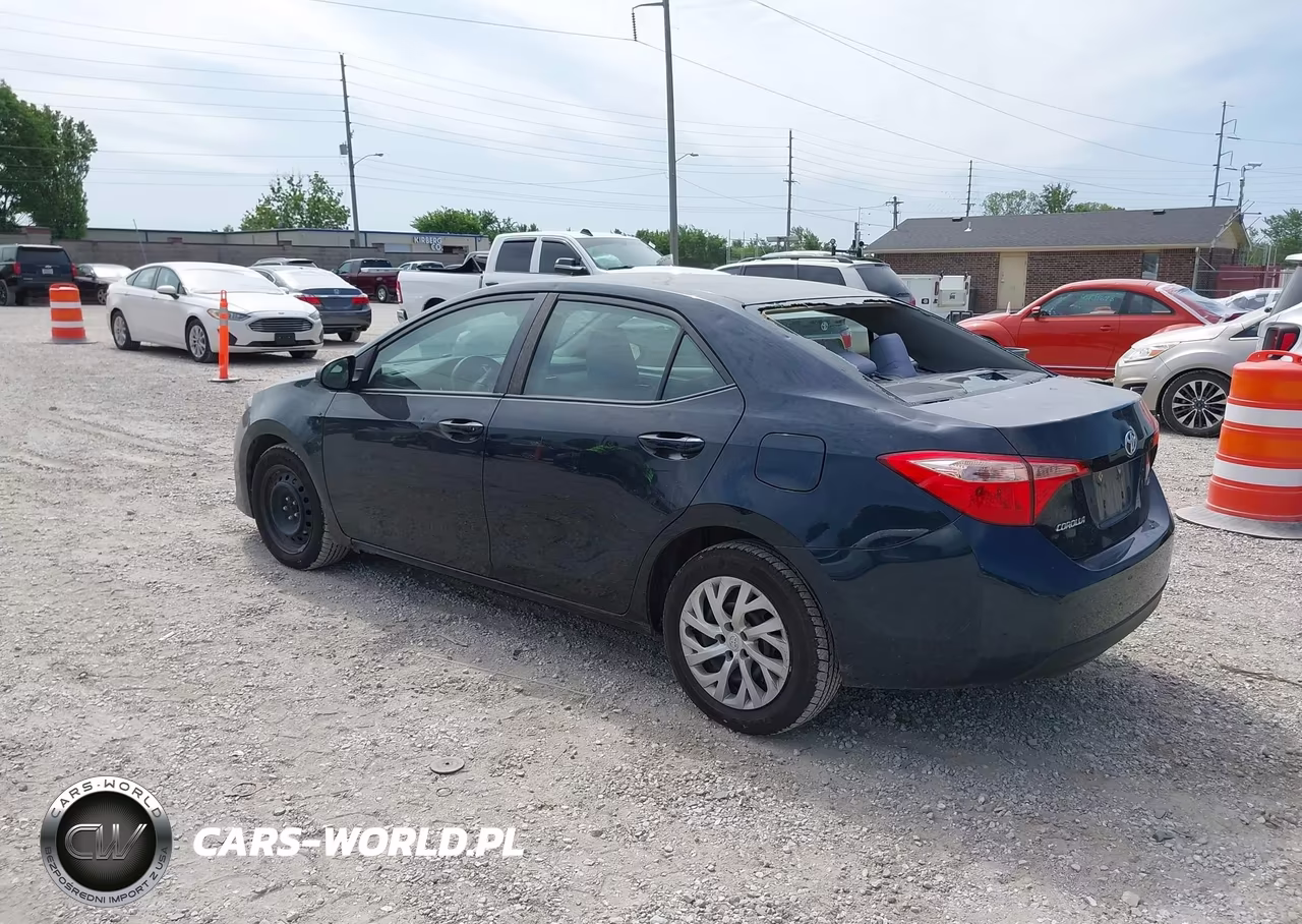 2018 Toyota Corolla Le VIN:2T1BURHEXJC975646 - 3