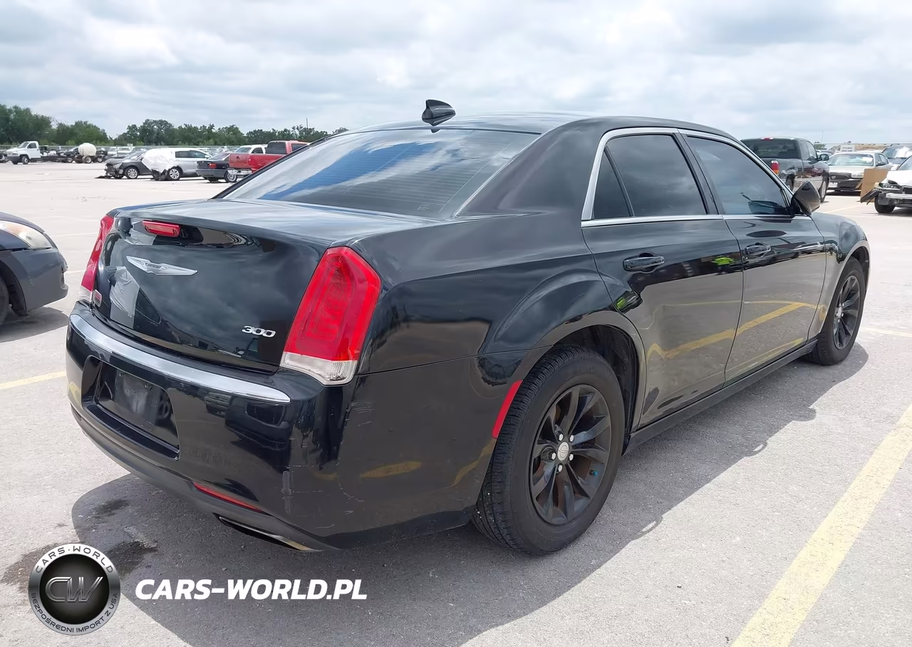 2015 Chrysler 300 Limited VIN:2C3CCAAG9FH792437 - 4