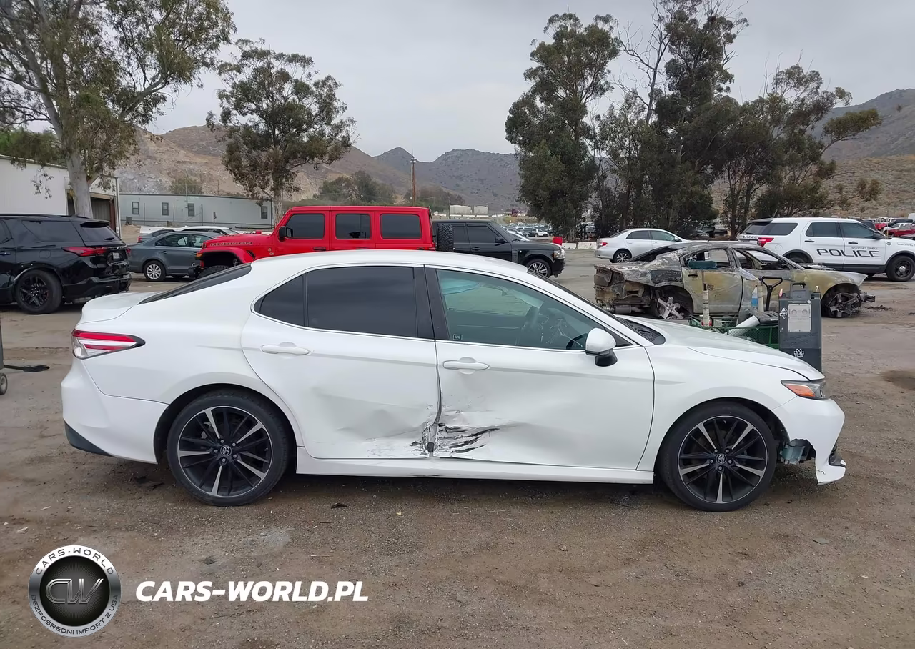 2018 Toyota Camry Le VIN:4T1B11HK6JU584380 - 13
