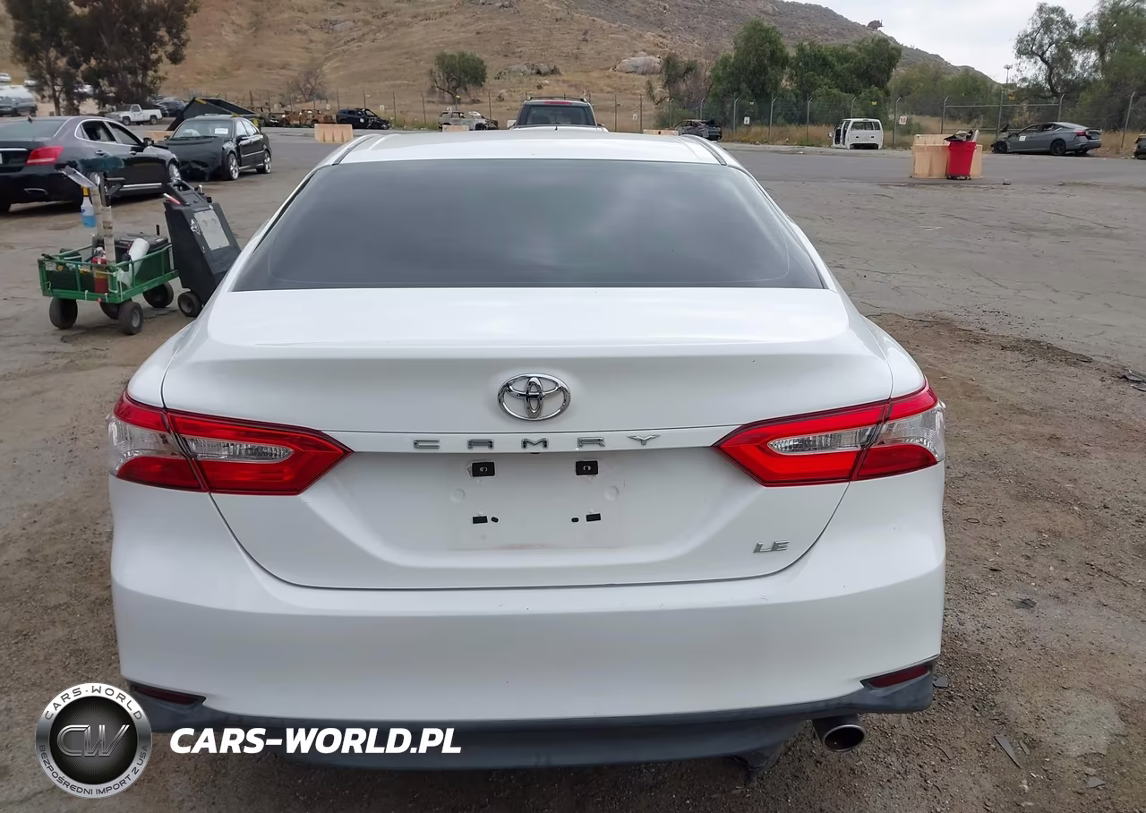 2018 Toyota Camry Le VIN:4T1B11HK6JU584380 - 16