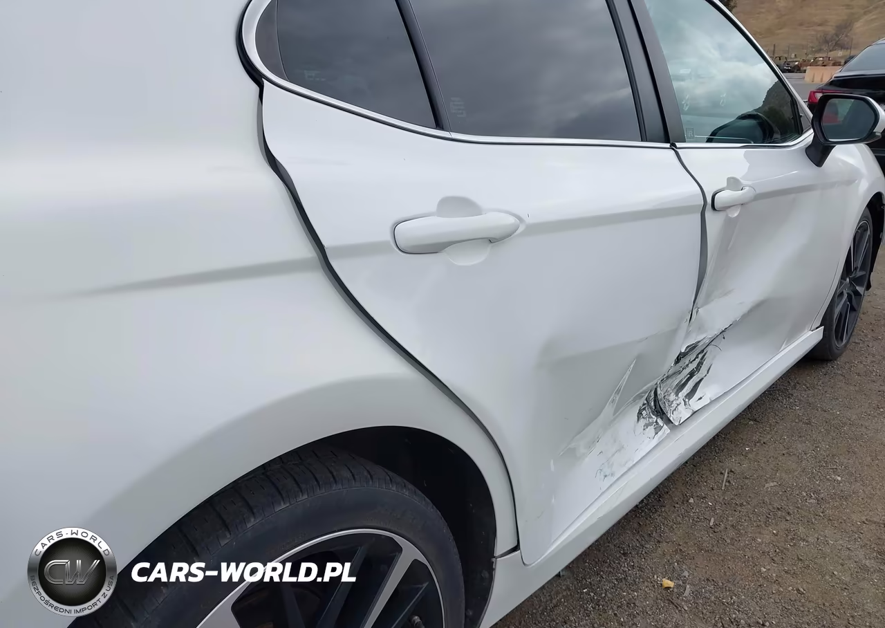 2018 Toyota Camry Le VIN:4T1B11HK6JU584380 - 17
