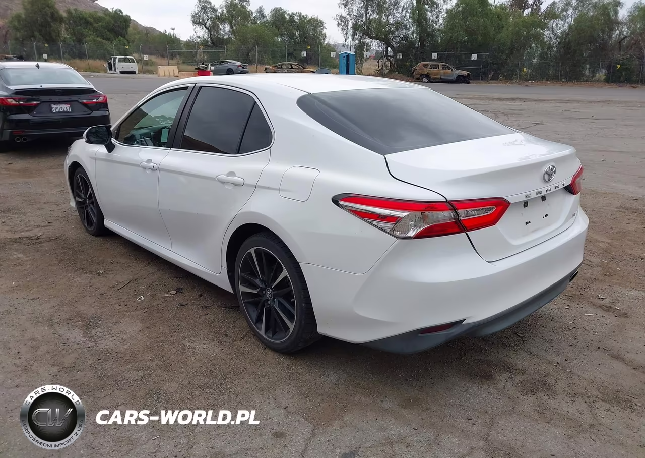 2018 Toyota Camry Le VIN:4T1B11HK6JU584380 - 3