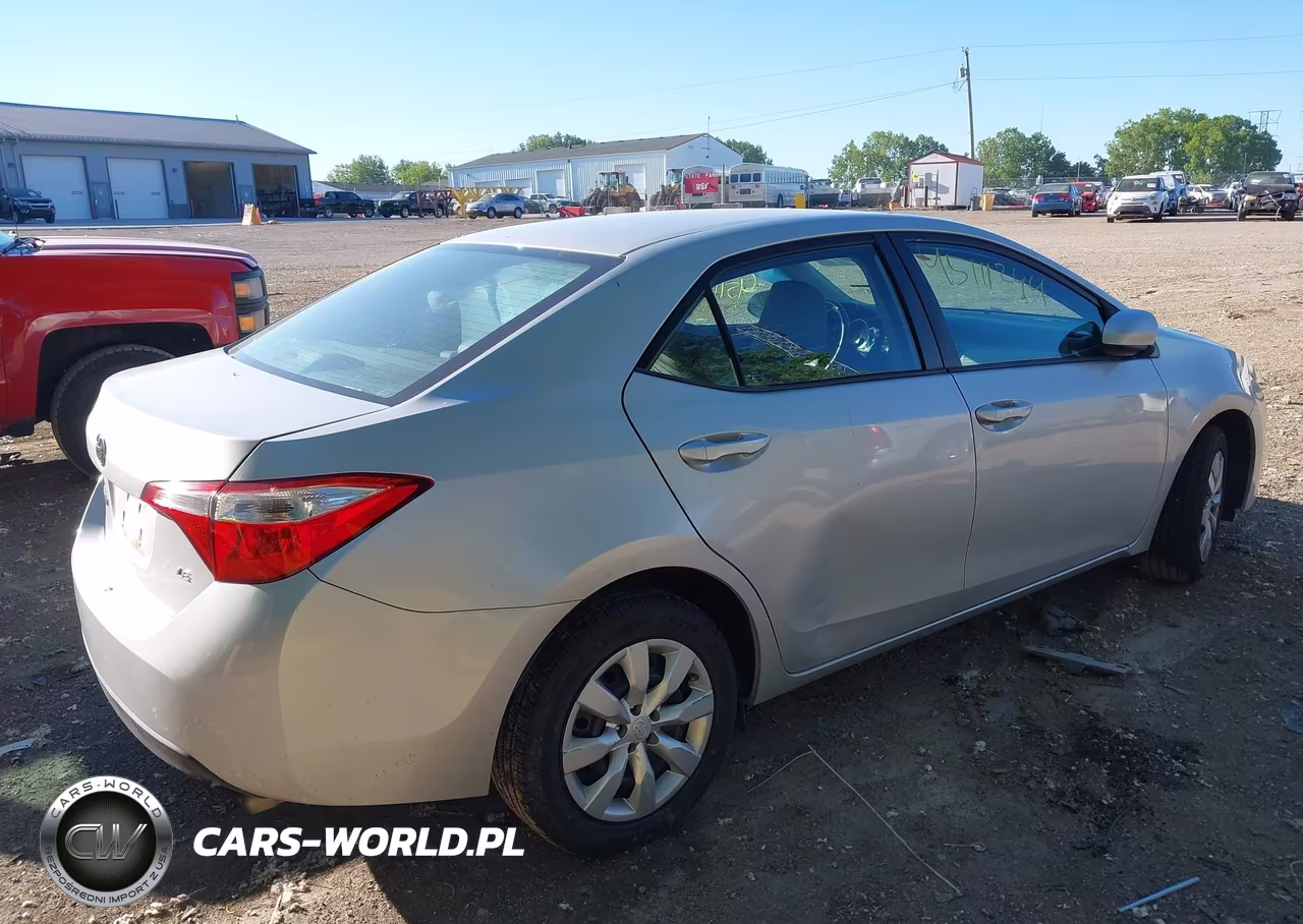 2015 Toyota Corolla Le VIN:5YFBURHE4FP318154 - 4