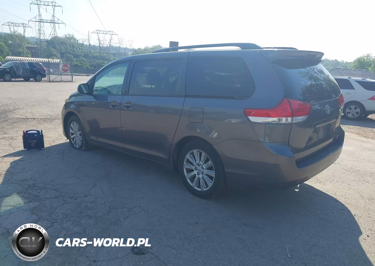 2011 Toyota Sienna Le VIN:5TDJK3DC8BS009033 - 3