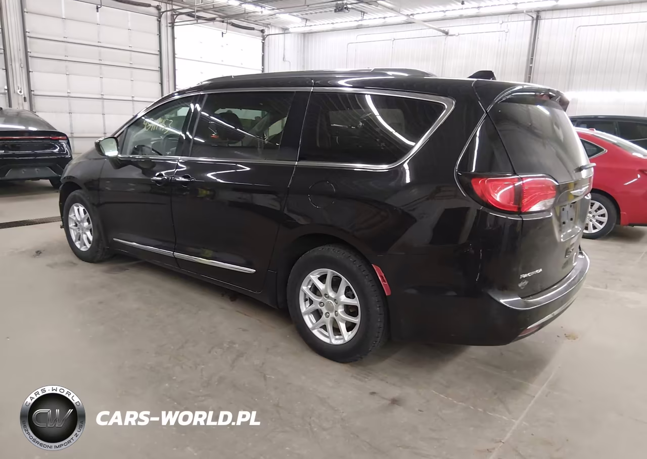 2020 Chrysler Pacifica Touring L VIN:2C4RC1BG1LR118048 - 3