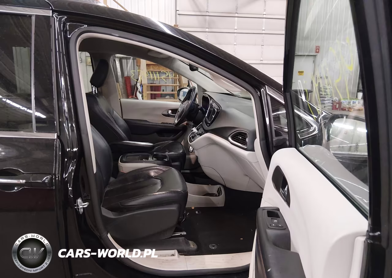 2020 Chrysler Pacifica Touring L VIN:2C4RC1BG1LR118048 - 5