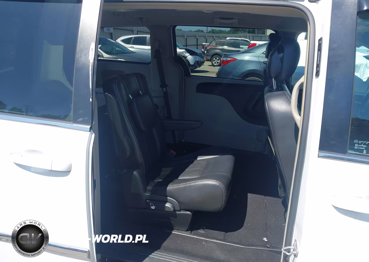 2016 Chrysler Town & Country Touring VIN:2C4RC1BG5GR148496 - 8