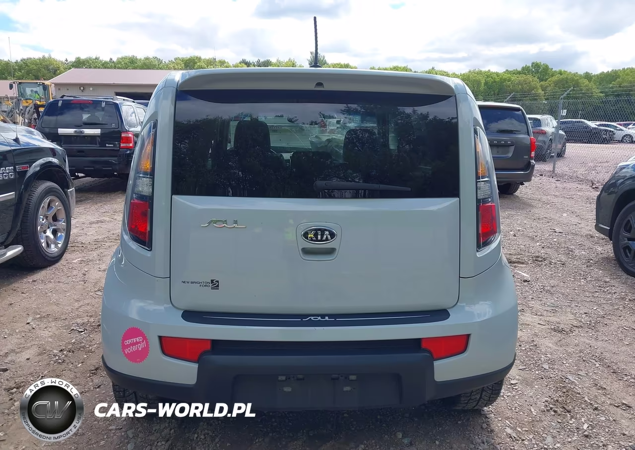 2010 Kia Soul + VIN:KNDJT2A27A7175104 - 17