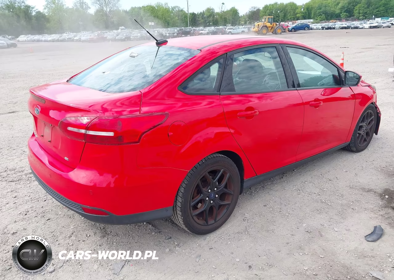 2016 Ford Focus Se VIN:1FADP3F20GL332820 - 4