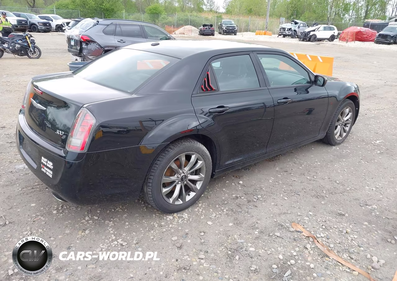 2014 Chrysler 300 300S VIN:2C3CCAGG4EH352860 - 4