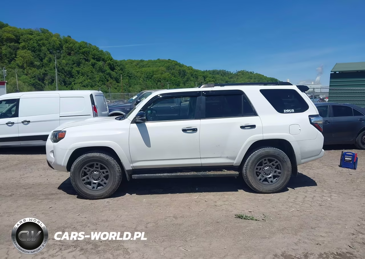 2020 Toyota 4Runner Venture Special Edition VIN:JTEBU5JR8L5832003 - 14