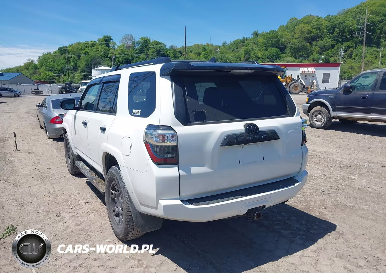 2020 Toyota 4Runner Venture Special Edition VIN:JTEBU5JR8L5832003 - 3