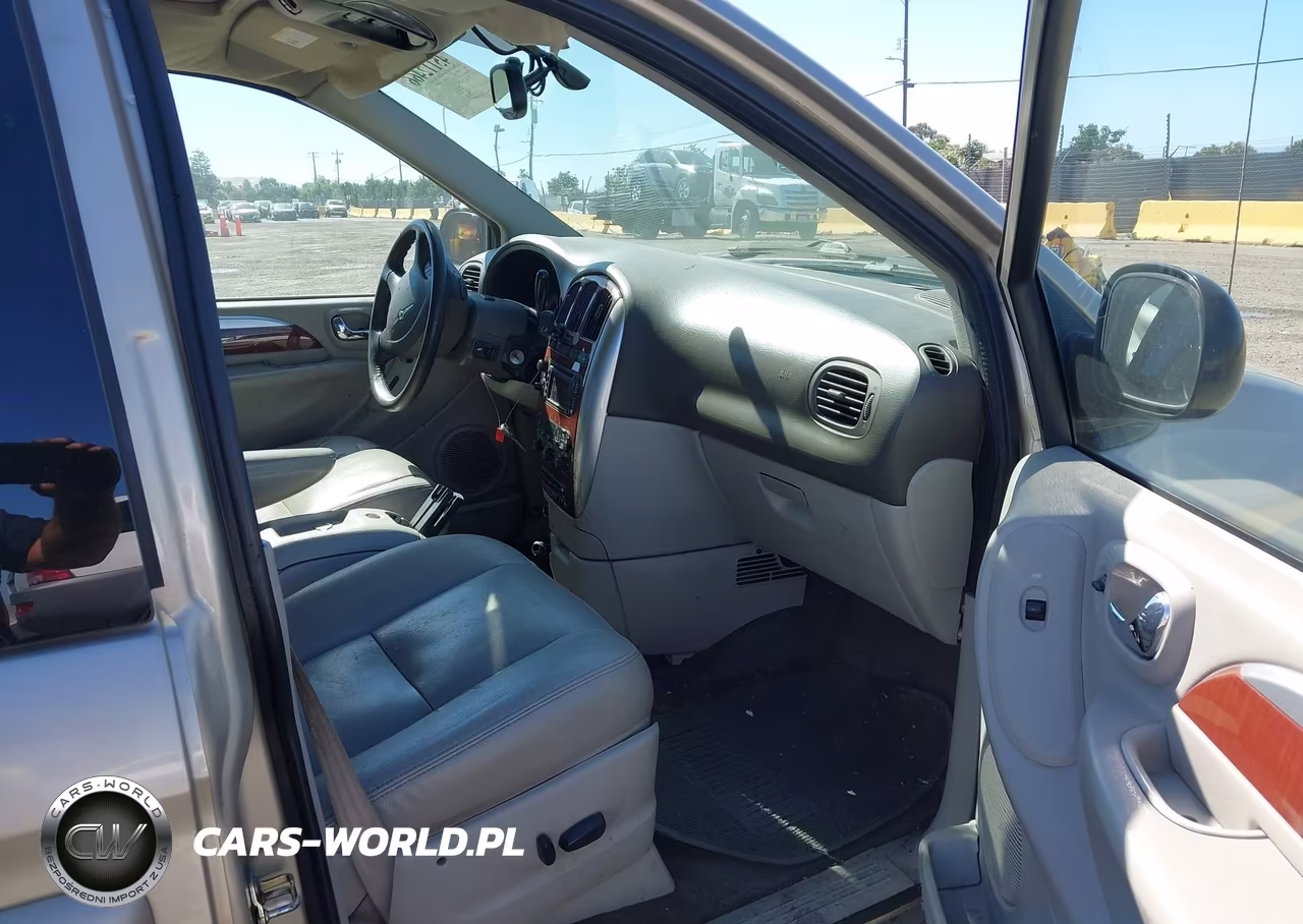2005 Chrysler Town & Country Limited VIN:2C4GP64L35R170741 - 5