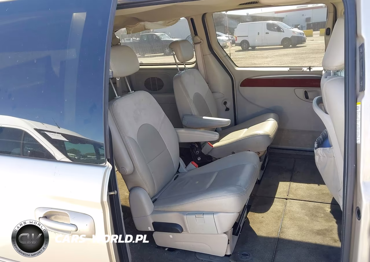 2005 Chrysler Town & Country Limited VIN:2C4GP64L35R170741 - 8