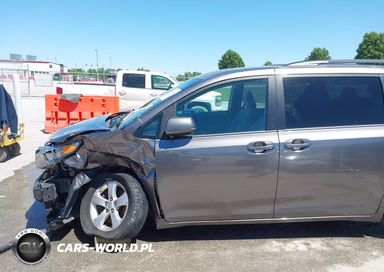 2017 Toyota Sienna Le 8 Passenger VIN:5TDKZ3DC6HS800928 - 18