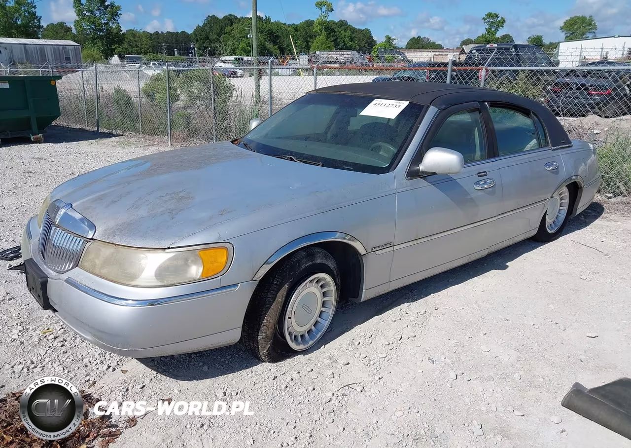 2000 Lincoln Town Car Executive VIN:1LNHM81W3YY846138 - 2
