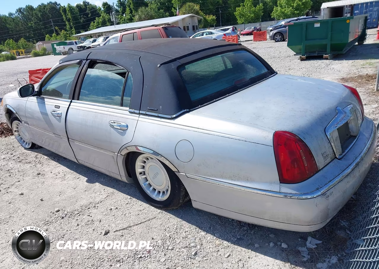 2000 Lincoln Town Car Executive VIN:1LNHM81W3YY846138 - 3