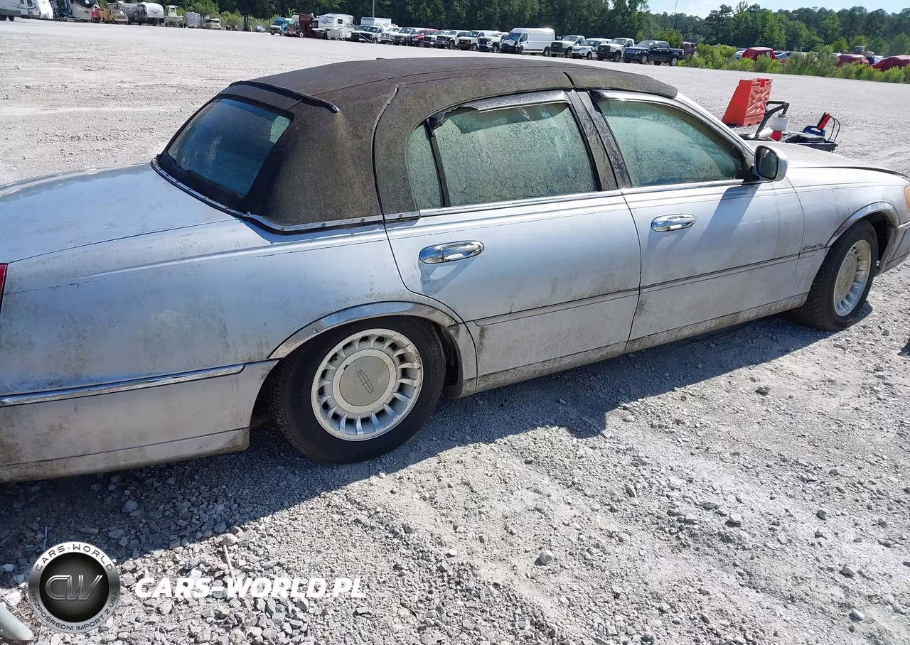 2000 Lincoln Town Car Executive VIN:1LNHM81W3YY846138 - 4