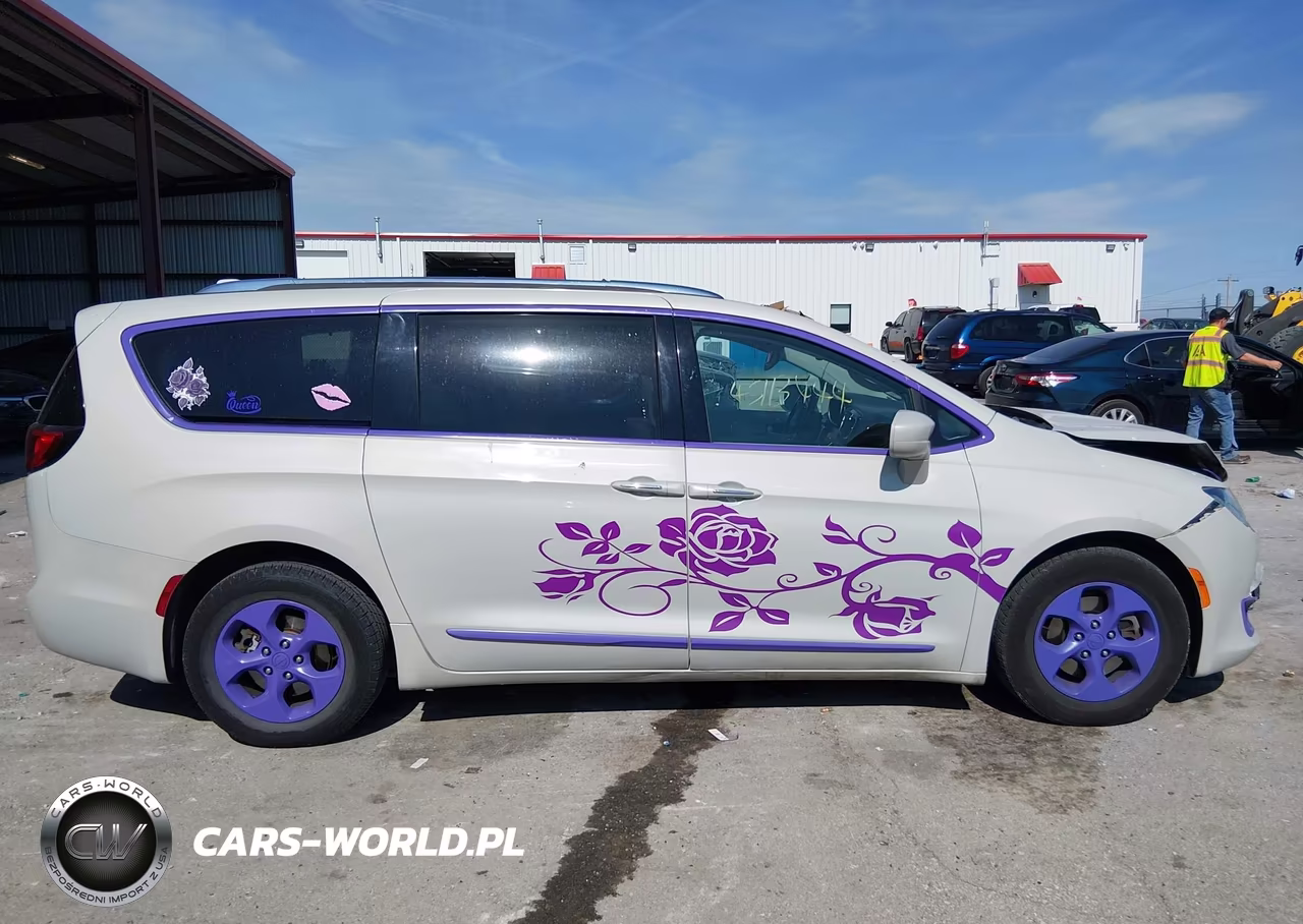 2017 Chrysler Pacifica Touring-L Plus VIN:2C4RC1EG1HR622182 - 13