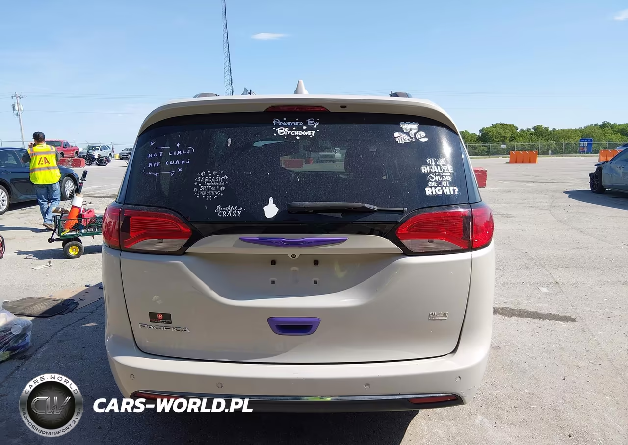 2017 Chrysler Pacifica Touring-L Plus VIN:2C4RC1EG1HR622182 - 16