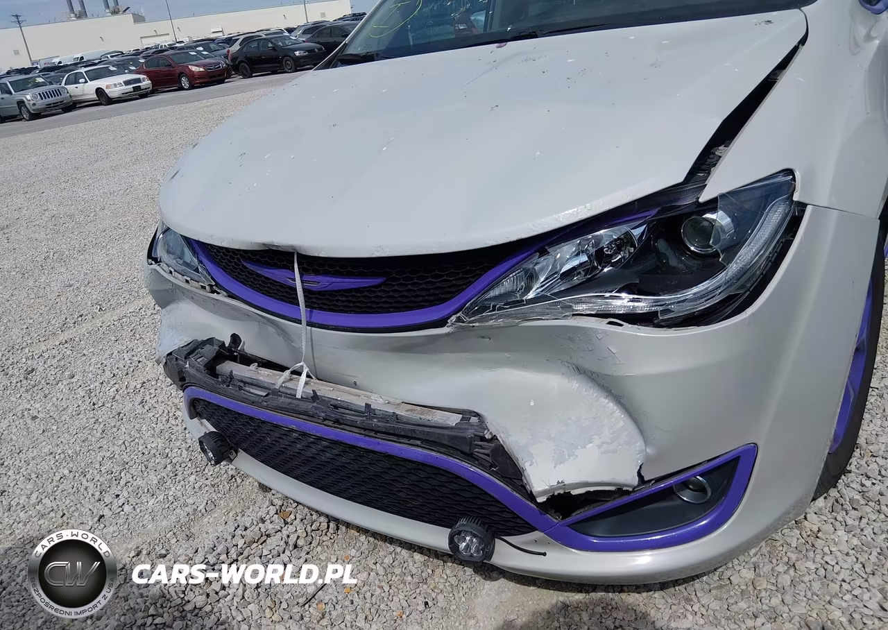 2017 Chrysler Pacifica Touring-L Plus VIN:2C4RC1EG1HR622182 - 6