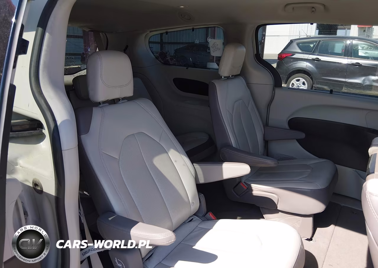 2017 Chrysler Pacifica Touring-L Plus VIN:2C4RC1EG1HR622182 - 8
