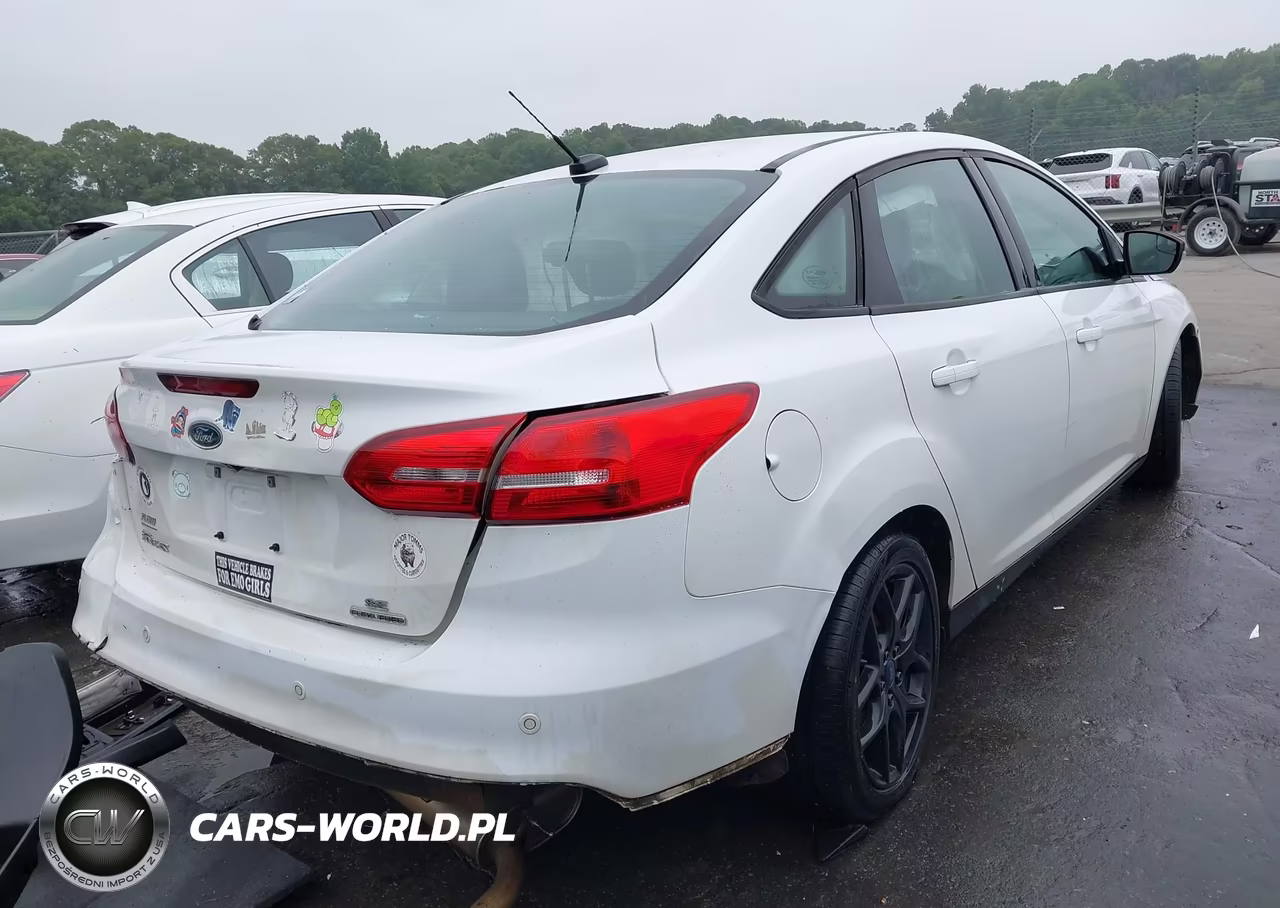 2016 Ford Focus Se VIN:1FADP3F29GL249306 - 4