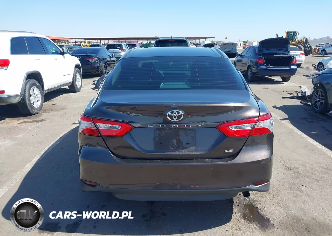 2018 Toyota Camry Le VIN:4T1B11HK1JU619469 - 16