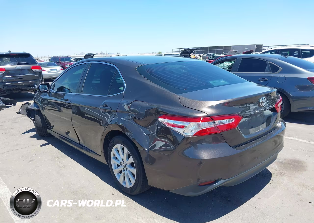 2018 Toyota Camry Le VIN:4T1B11HK1JU619469 - 17