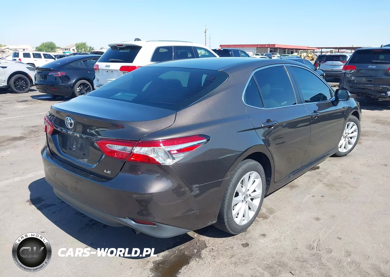 2018 Toyota Camry Le VIN:4T1B11HK1JU619469 - 4