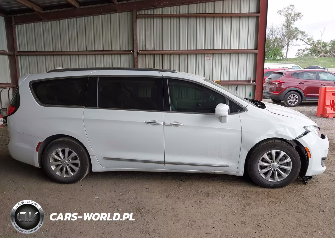 2018 Chrysler Pacifica Touring L VIN:2C4RC1BG6JR290427 - 13